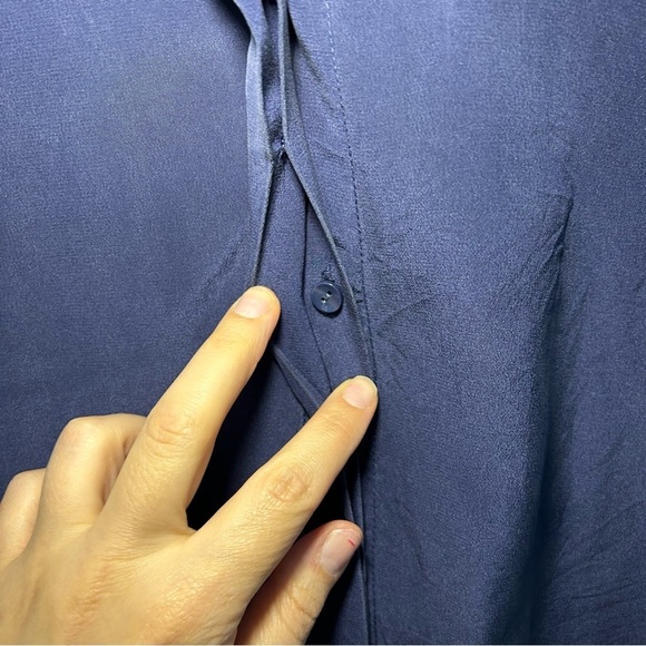 Lilly Pulitzer Andria Navy Blue 110% Silk Button Up Sleeveless Blouse Size Small - Picture 4 of 11